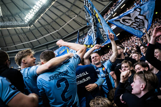 Djurgårdens Kristian Lien jublar med supportrar