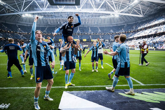 Djurgårdens Adam Ståhl jublar med lagkamrater
