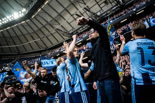 Djurgårdens Hampus Finndell jublar med supportrarna