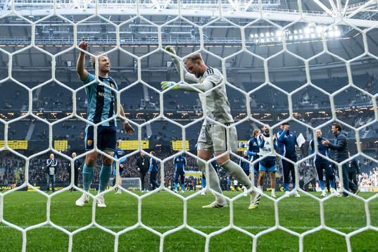 Djurgårdens Daniel Stensson och målvakt Jacob Rinne jublar