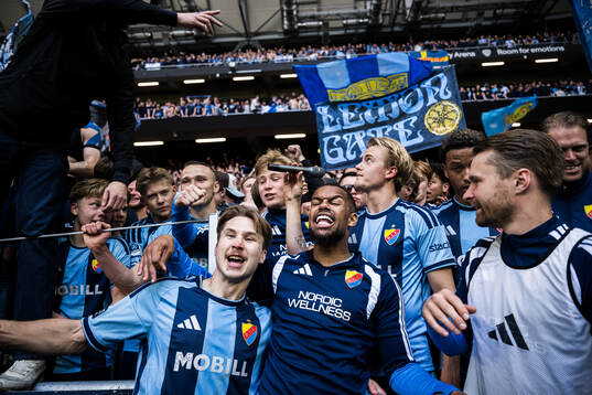 Djurgårdens jublar med supportrar