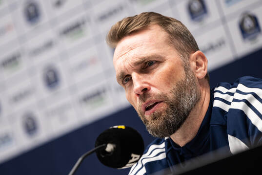 Djurgårdens tränare Jani Honkavaara på en presskonferens