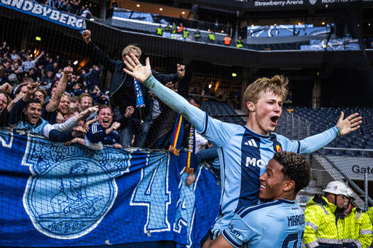 Djurgårdens Bo Hegland jublar med Mikael Marques