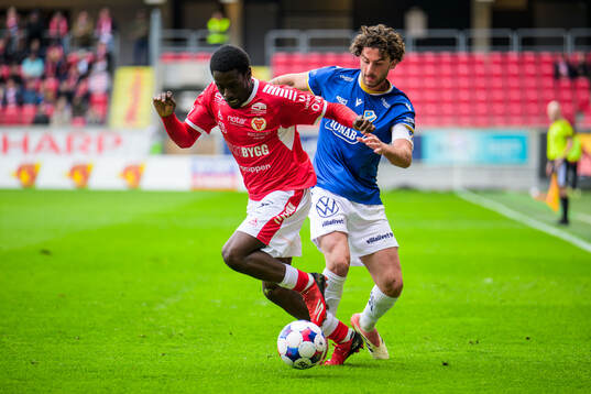 Kalmars Charles Sagoe Jr och Halmstads Rocco Ascone