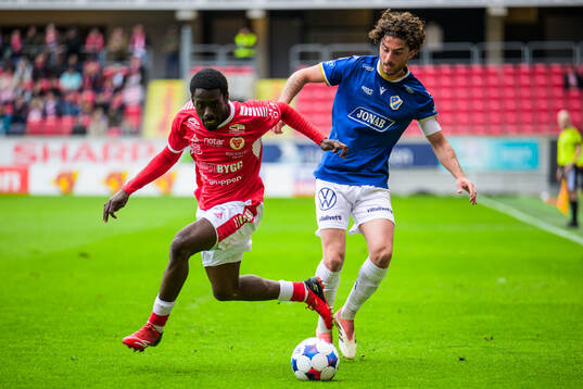 Kalmars Charles Sagoe Jr och Halmstads Rocco Ascone