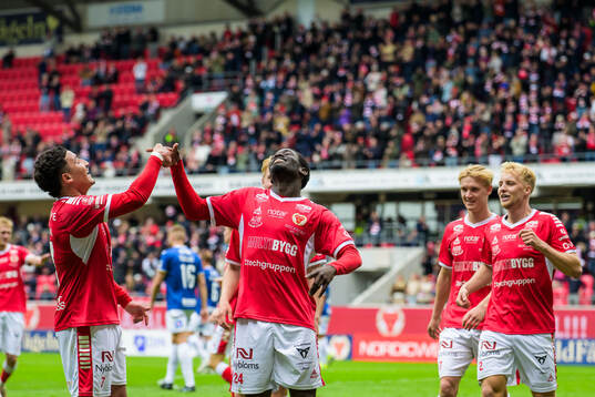 Kalmars Nassef Chourak och Charles Sagoe Jr jublar