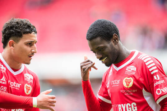 Kalmars Nassef Chourak och Charles Sagoe Jr jublar