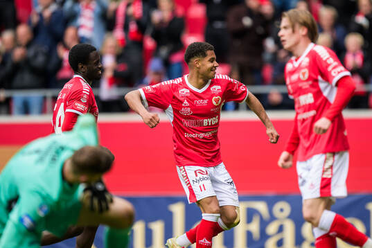 Kalmars Anthony Olusanya jublar