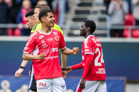 Kalmars Anthony Olusanya jublar