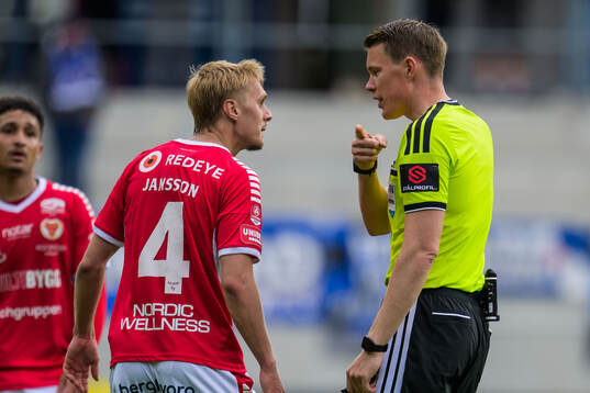 Kalmars Rony Jansson och Domare Oscar Johnson