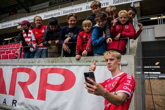 Kalmars Carl Gustafsson tar selfies med fansen
