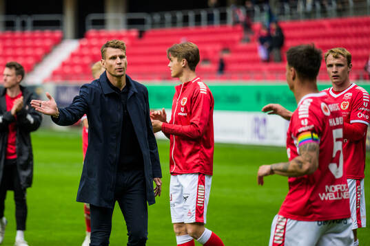 Kalmars huvudtränare Toni Koskela jublar