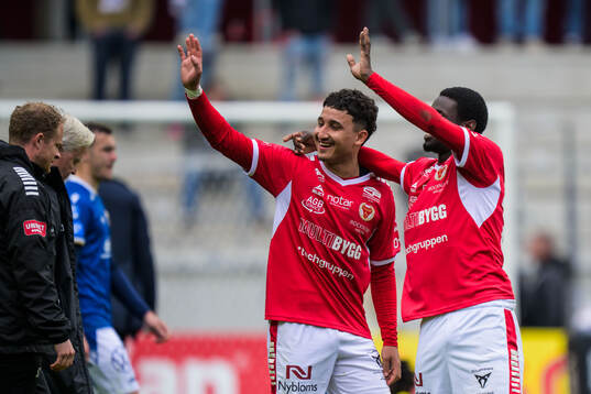 Kalmars Nassef Chourak och Charles Sagoe Jr jublar