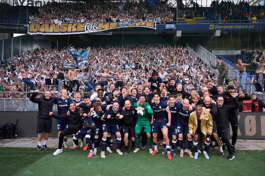 BRØNDBY, DANMARK - 10. MAJ 2026:  AGF spillerne fejrer det