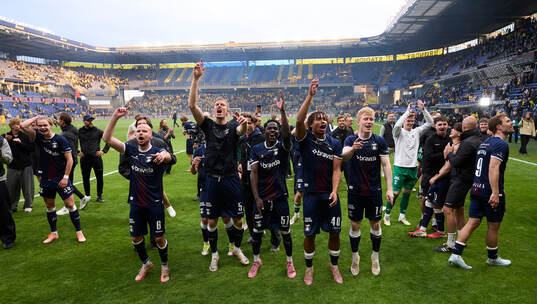BRØNDBY, DANMARK - 10. MAJ 2026:  AGF spillerne fejrer det