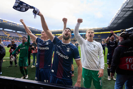 BRØNDBY, DANMARK - 10. MAJ 2026:  AGF spillerne fejrer det