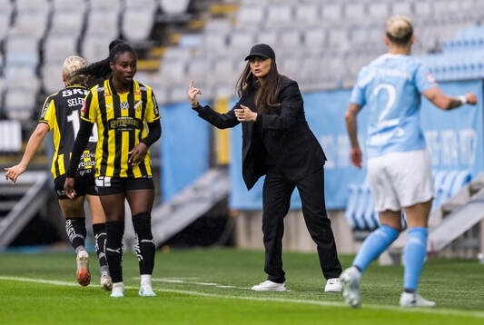 Häckens Monica Jusu Bah och tränare Elena Sadiku