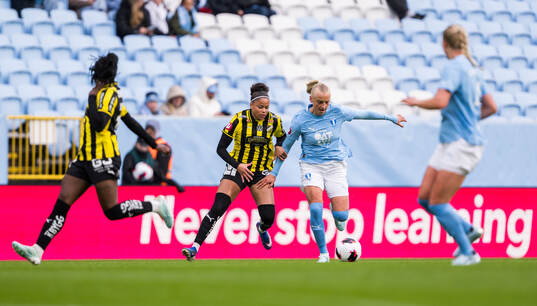 Häckens Felicia Schröder och Malmö FFs Wilma Carlsson