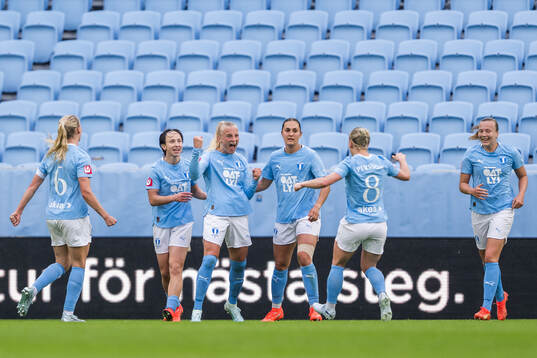 Malmö FFs Wilma Carlsson jublar med lagkamrater