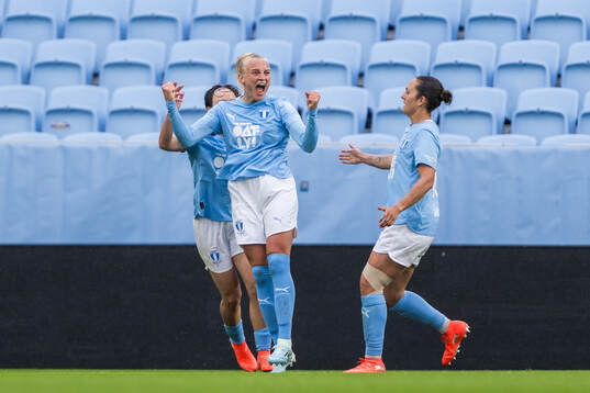 Malmö FFs Wilma Carlsson jublar med lagkamrater