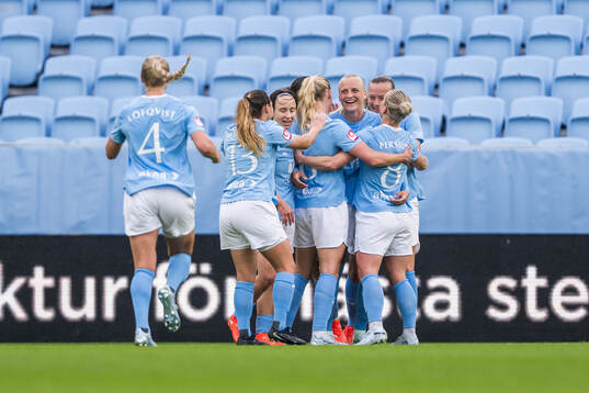 Malmö FFs Wilma Carlsson jublar med lagkamrater