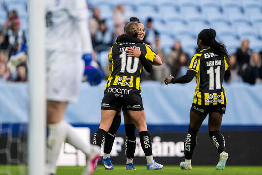 Häckens Anna Anvegård jublar med Felicia Schröder som