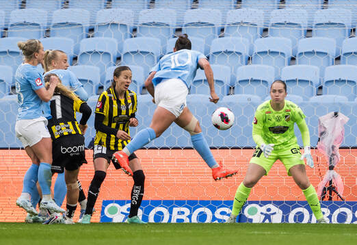 Malmö FFs Isabella D'Aquila och Häckens målvakt Fanney