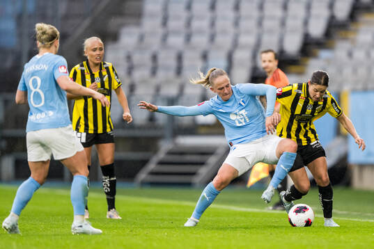 Malmö FFs Tuva Skoog och Häckens Tabitha Michelle Tindell