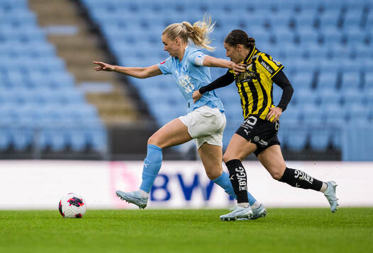 Malmö FFs Isabella D'Aquila och Häckens Tabitha Michelle