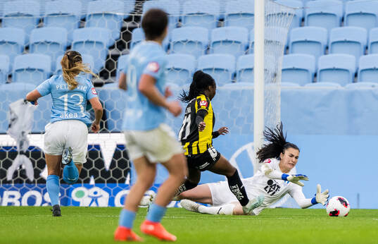 Häckens Monica Jusu Bah och Malmö FFs målvakt Zecira