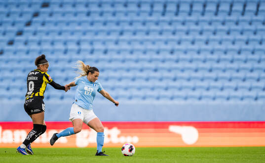 Häckens Felicia Schröder och Malmö FFs Emma Petrovic