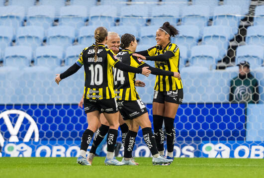 Häckens Tabitha Michelle Tindell jublar med Anna