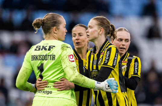 Häckens målvakt Fanney Inga Birkisdottir jublar med Aivi