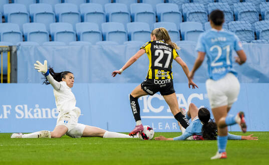 Häckens Thelma Pálmadottir anfaller mot Malmö FFs