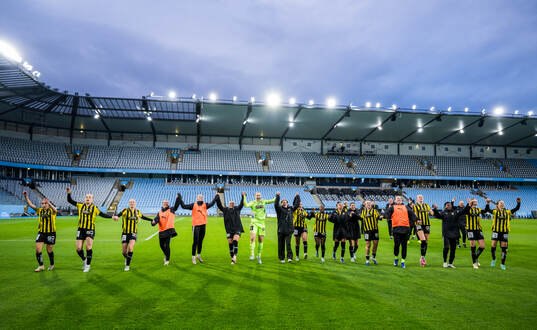 Häckens spelare jublar