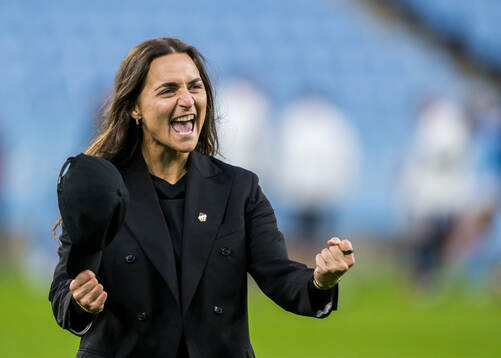 Häckens tränare Elena Sadiku jublar