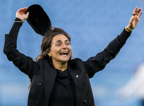 Häckens tränare Elena Sadiku jublar