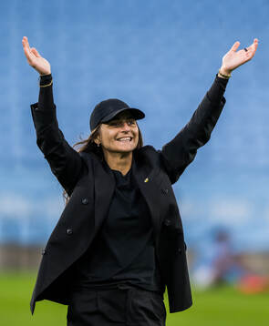Häckens tränare Elena Sadiku jublar
