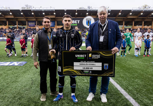 Sirius Isak Bjerkebo tar emot priset för månadens spelare