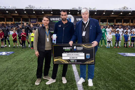 Sirius tränare Andreas Engelmark tar emot pris för