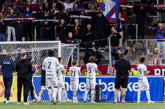 Örgrytes spelare tackar supportrarna