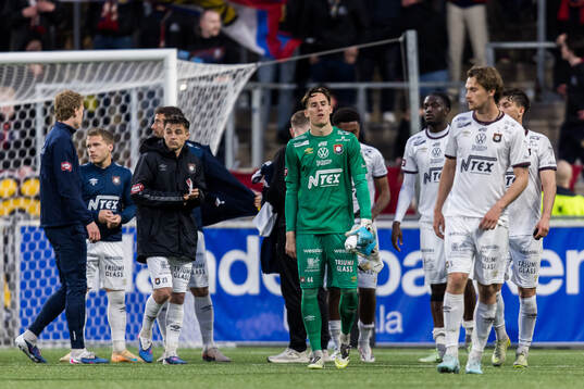 Örgrytes målvakt Hampus Gustafsson deppar med lagkamrater