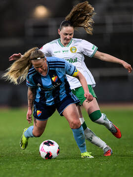 Djurgårdens Therese Åsland och Hammarbys Vilde Hasund