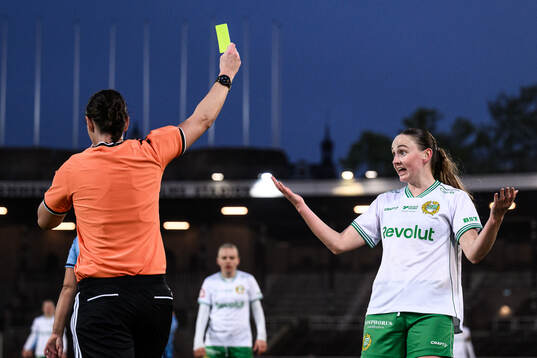 Hammarbys Vilde Hasund tilldelas ett gult kort av domare