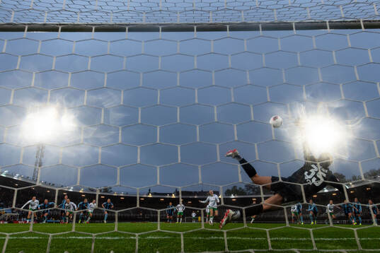 Hammarbys Elin Sørum gör 0-2 bakom Djurgårdens målvakt
