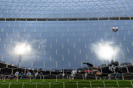 Hammarbys Elin Sørum gör 0-2 bakom Djurgårdens målvakt
