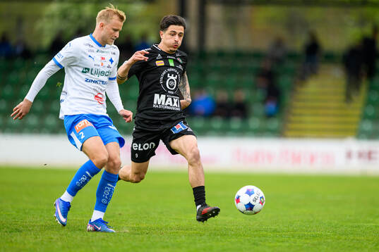 IFK Värnamos Johan Rapp och Örebros Antonio Yakoub