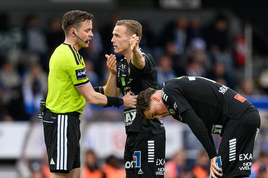 Domare Niclas Karlsson och Örebros Jacob Ouro Ortmark