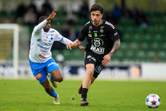 IFK Värnamos Abdulrazaq Ishaq och Örebros Antonio Yakoub