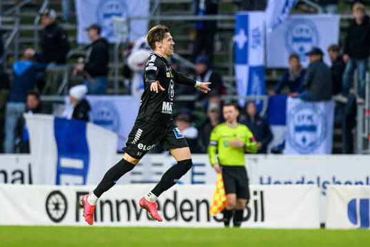 Örebros John Stenberg jublar